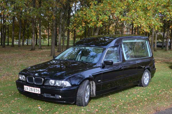 Rustvogn Begravelsesforretningen Fyen. BMW 520.